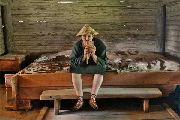 eine Frau, die auf einer Holzbank sitzt